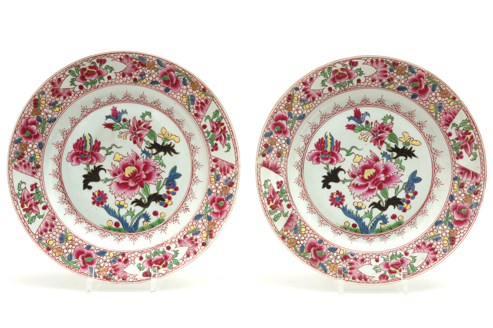 pair of antique dishes in porcelain with a Famille Rose decor || Paar antieke Famille Rose-borden in