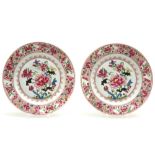 pair of antique dishes in porcelain with a Famille Rose decor || Paar antieke Famille Rose-borden in