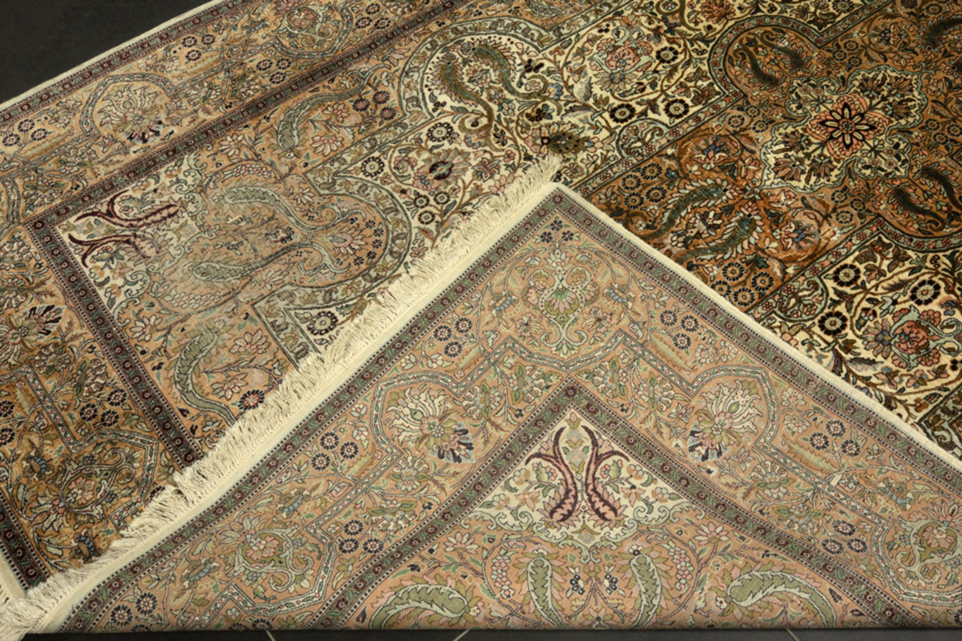 Cashemerean silk Ghoum || Ghoum in Kashmir-zijde met een sterk geëlaboreerde tekening - 320 x 214 cm - Bild 2 aus 2