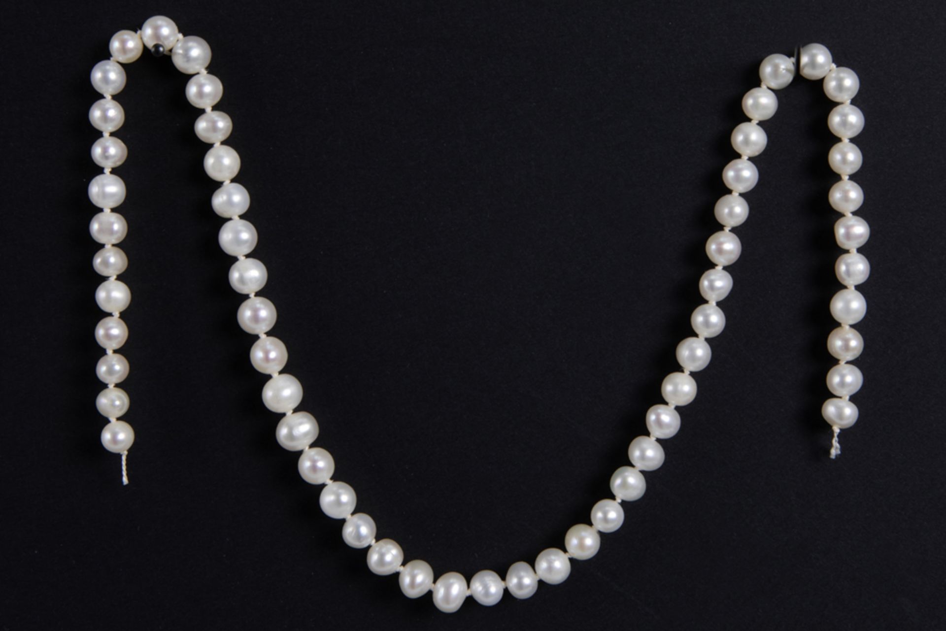 string of pearls with the same color and size || Snoer van op de kleur en grootte gezocht parels -