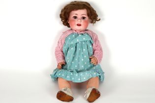 Heubach marked doll with porcelain head || HEUBACH 'antieke' pop met porseleinen hoofd - hoogte : 55