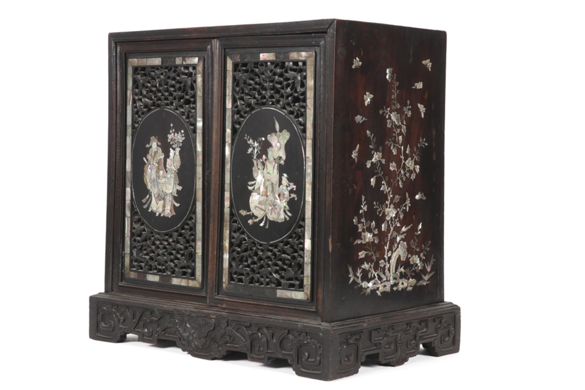 small antique Sino-Vietnamese cabinet with mother pearl inlay || Antiek Sino-Vietnamees kabinetje - Image 3 of 5