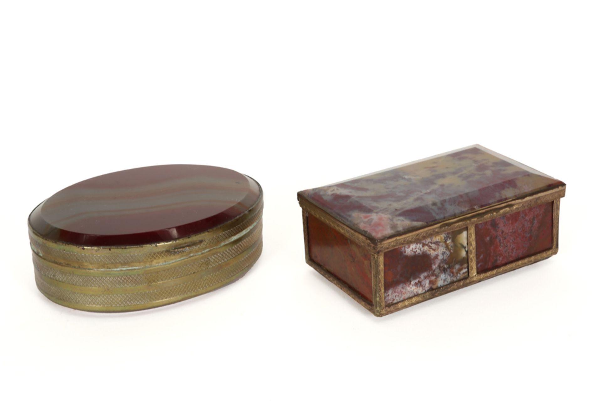 two 19th Cent. snuff boxes in semi-precious stone and gilded metal || Lot (2) van een negentiende