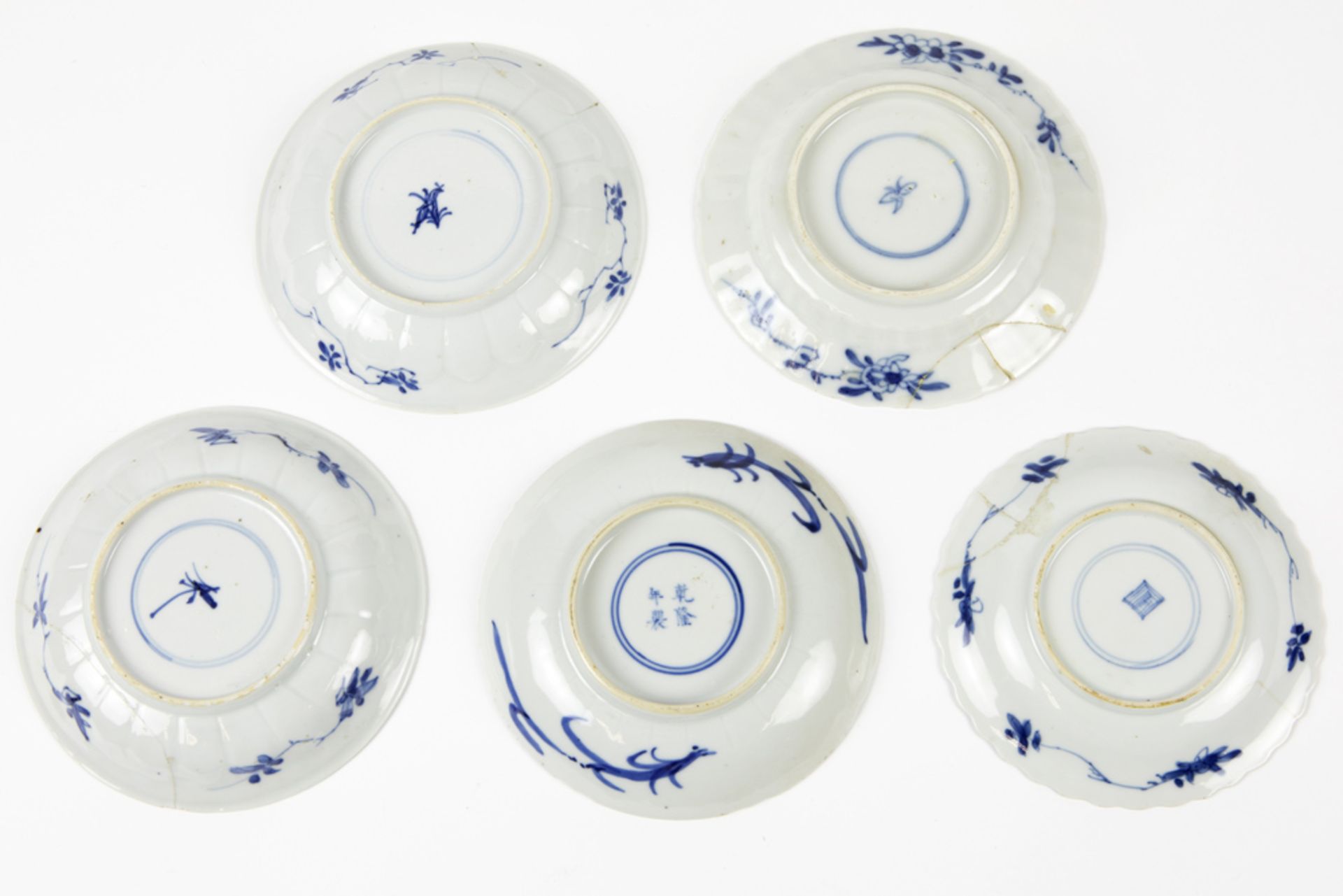 five small 18th Cent. Chinese plates porcelain with blue-white decors || Lot van vijf achttiende - Image 2 of 2