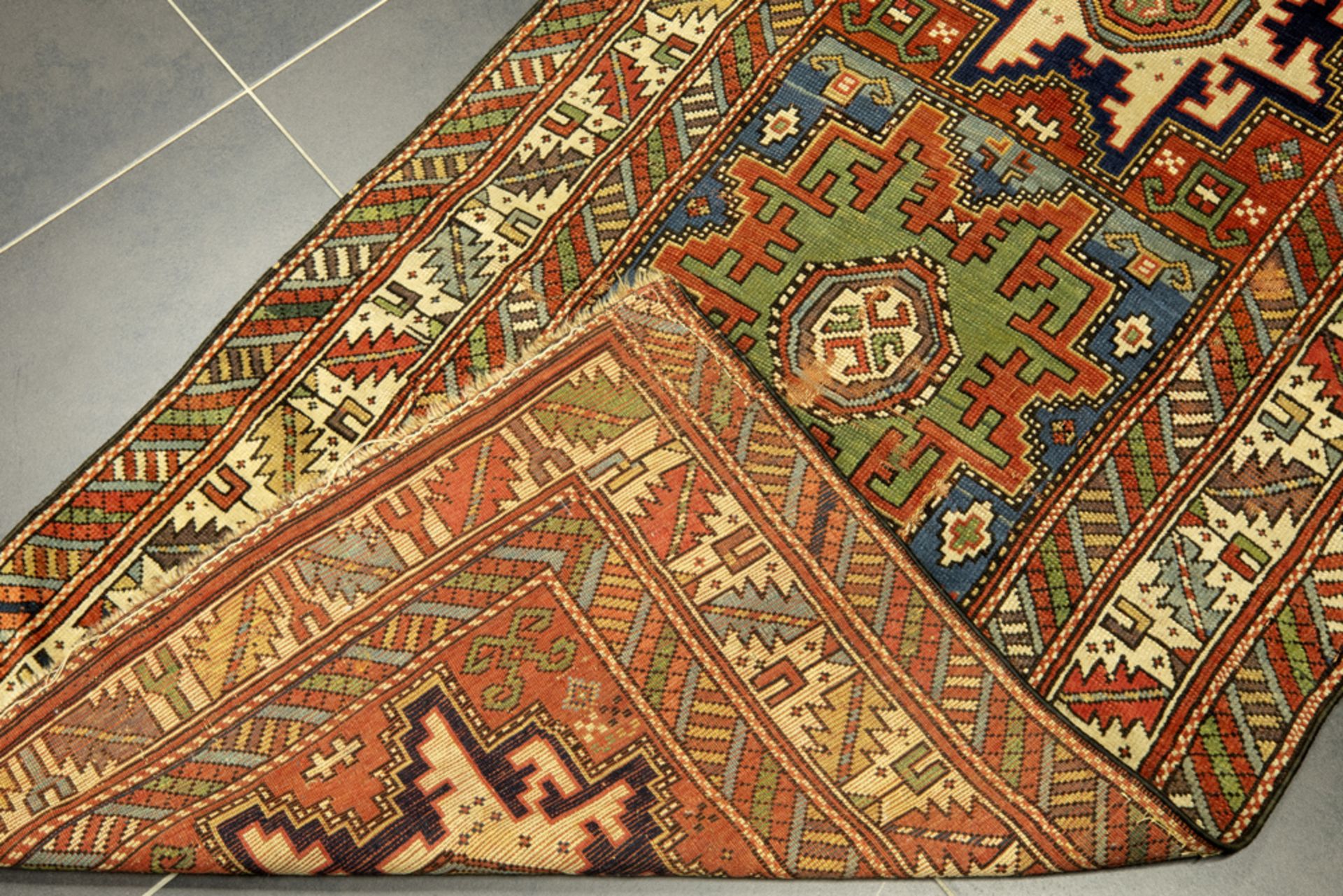 antique quite well preserved Caucasian rug in wool on wool || Antiek vrij goed bewaard Caucasisch - Image 2 of 2