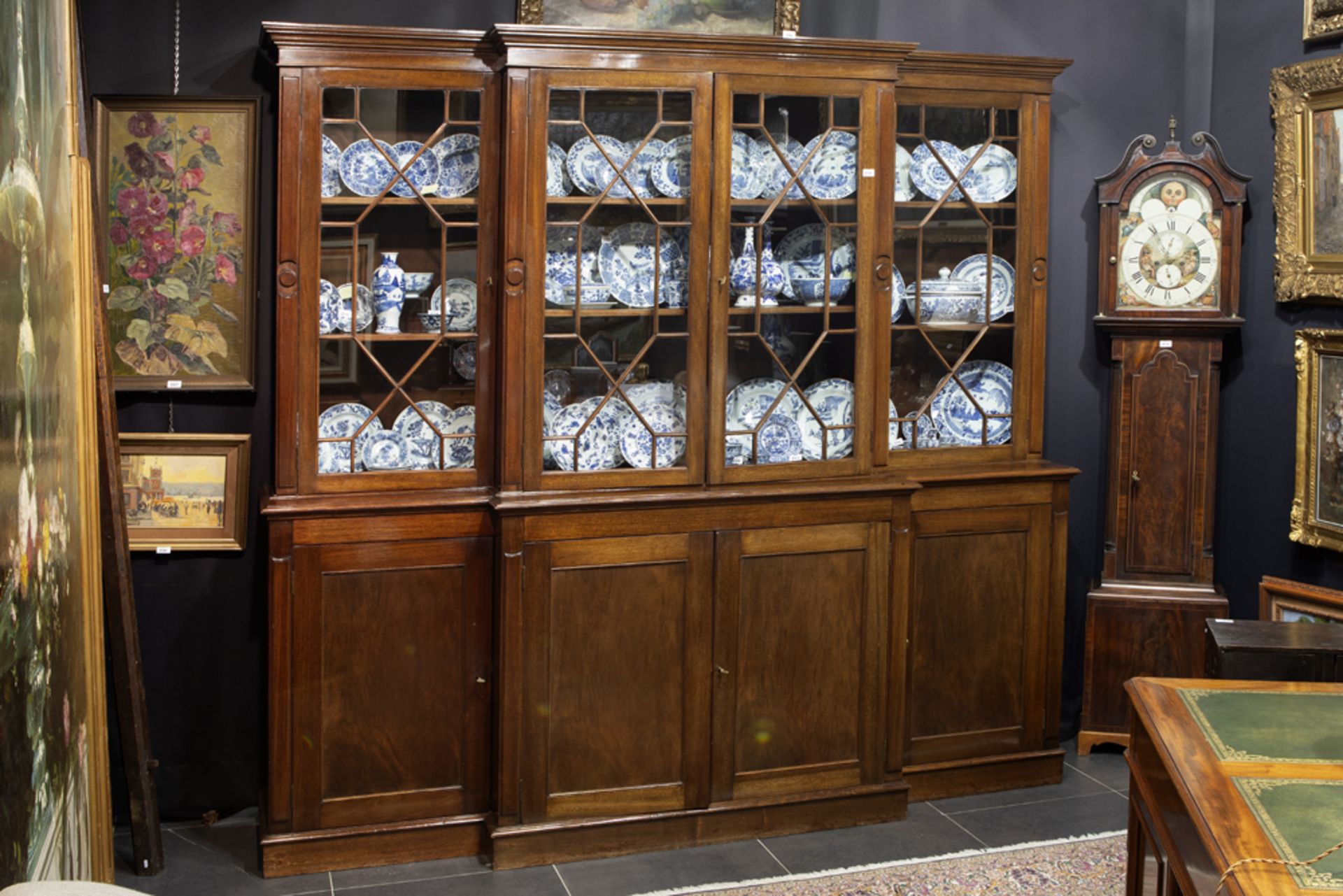 'antique' English breakfront library bookcase in mahogany || 'Antiek' Engels bibliotheekmeubel met