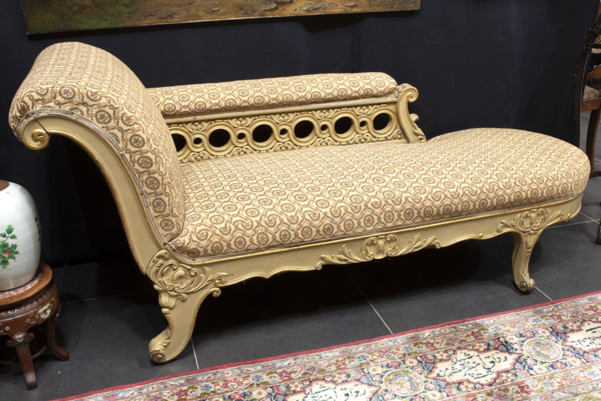 elegant 'antique' French Régence style daybed in sculpted and polychromed wood || Elegante 'antieke' - Image 2 of 2