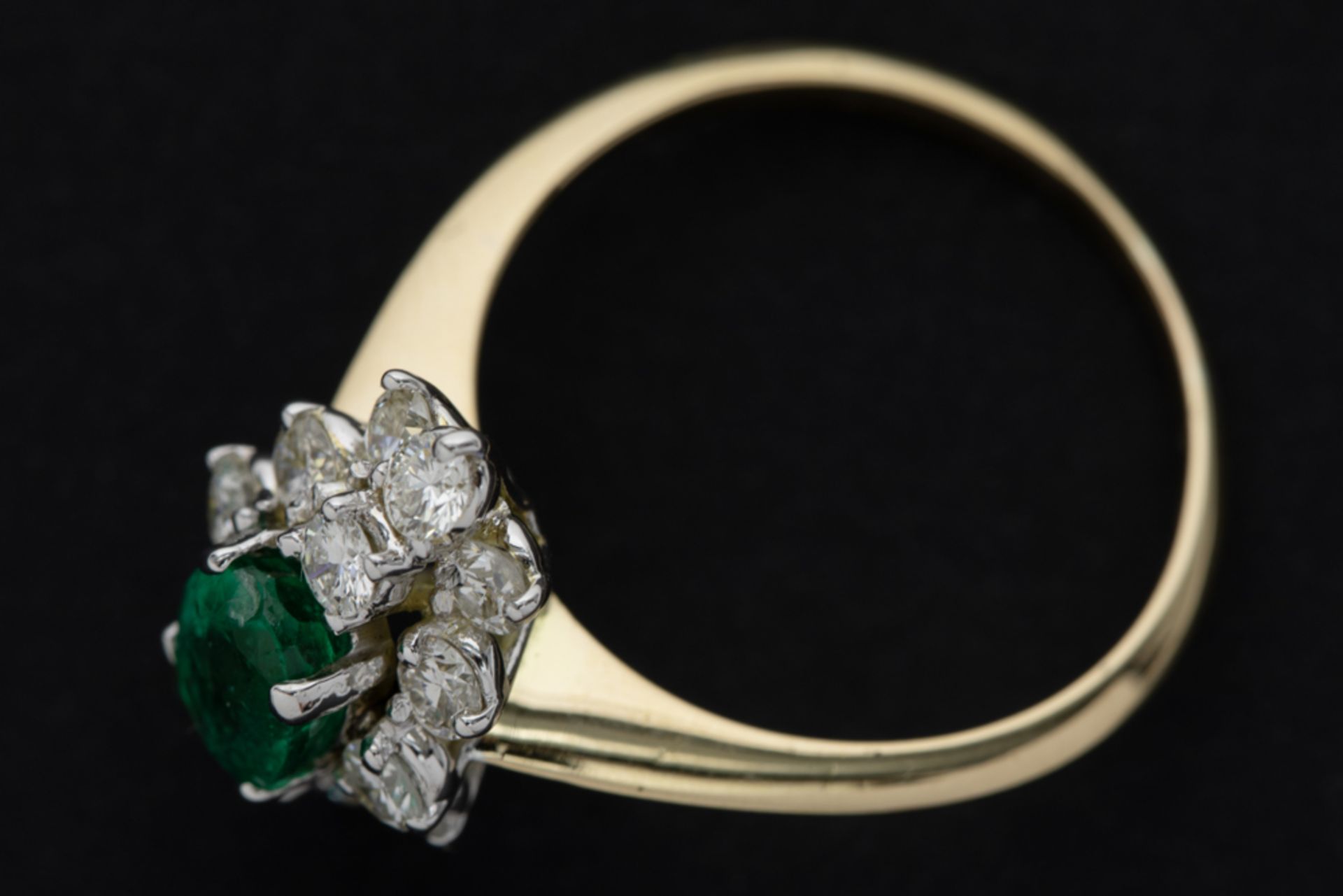 seventies' cocktail ring in yellow and white gold (18 carat) with a more then 1 carat oval emerald - Image 2 of 2