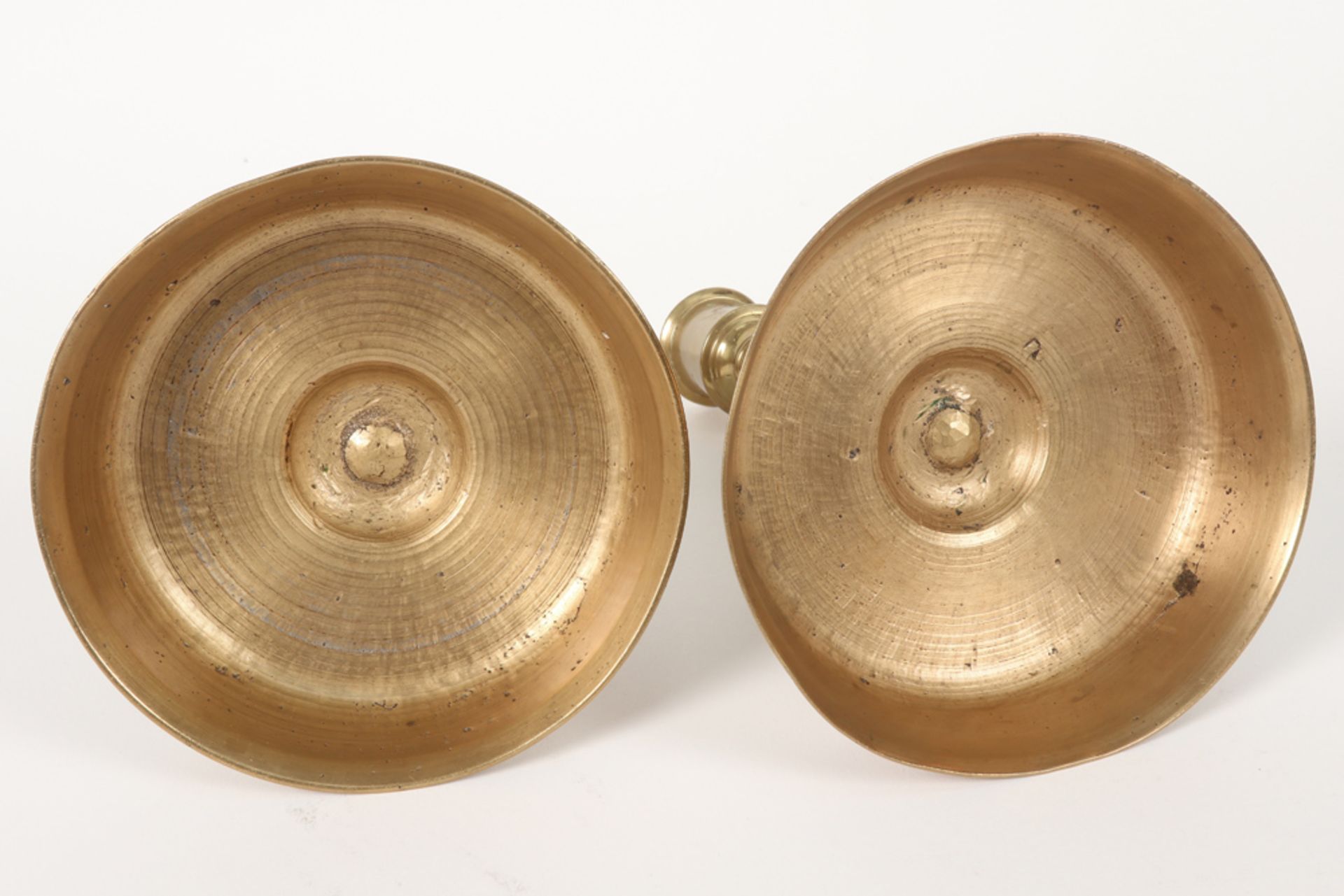 pair of 18th Cent. brass candlesticks || Paar achttiende eeuwse kandelaars in koper - hoogte : 22 cm - Image 3 of 3