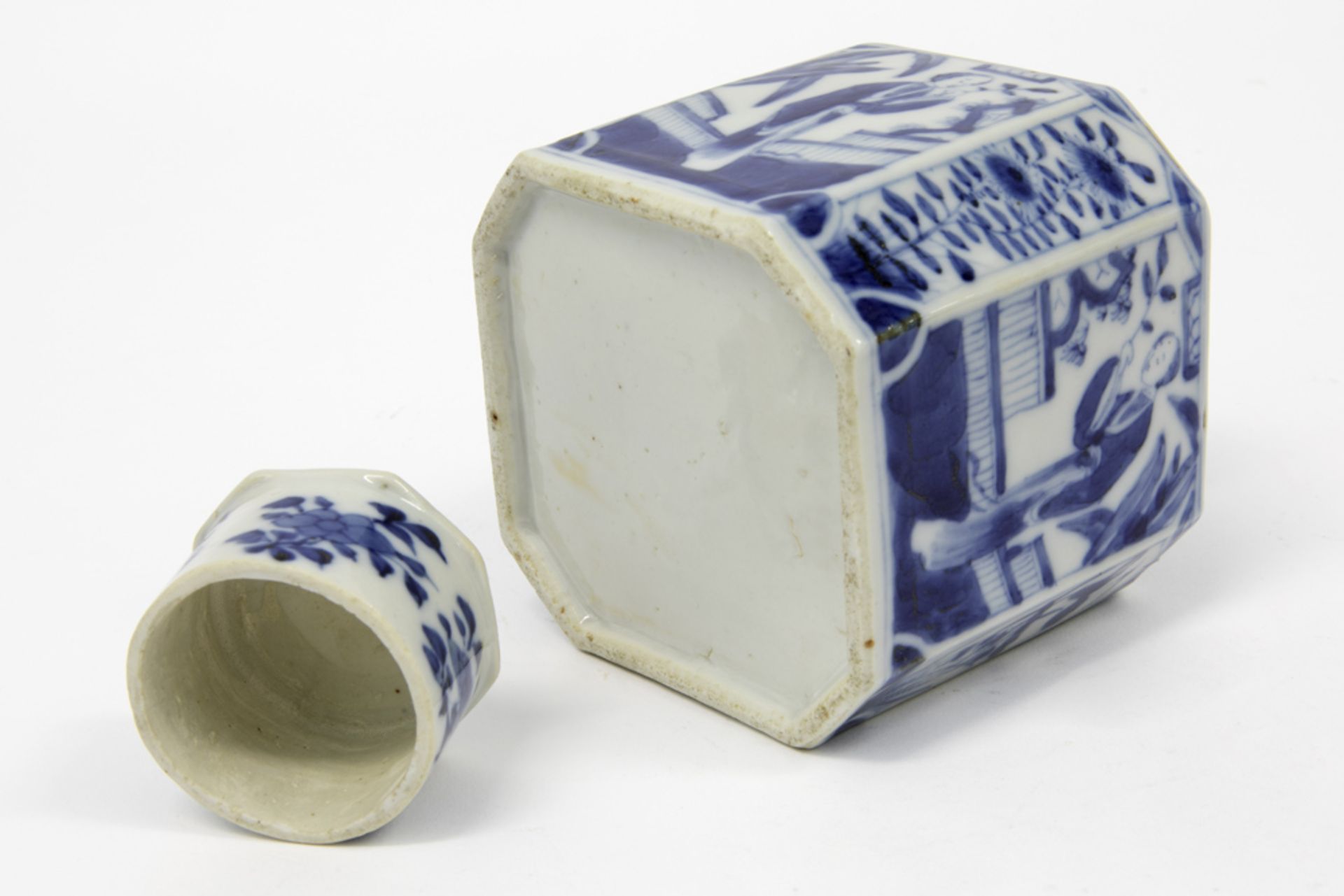 18th Cent. Chinese lidded teacaddy in porcelain with a blue-white decor with Long Eliza's decor (Mei - Bild 7 aus 7