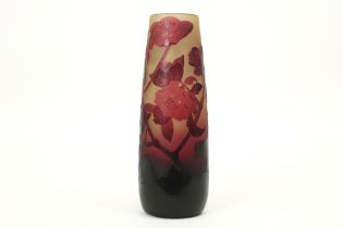 d' Argental marked vase in pâte de verre with a floral decor || D' ARGENTAL vaas in meerlagige