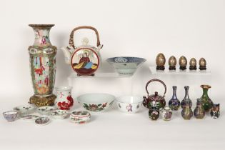 various lot with Chinese and Japanese porcelain wand with some cloisonné pieces || Varia Chinees