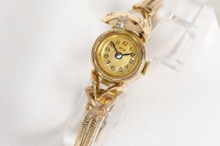 fifties' ladies' wristwatch with case in pink gold (18 carat) with its lid with brilliant cut