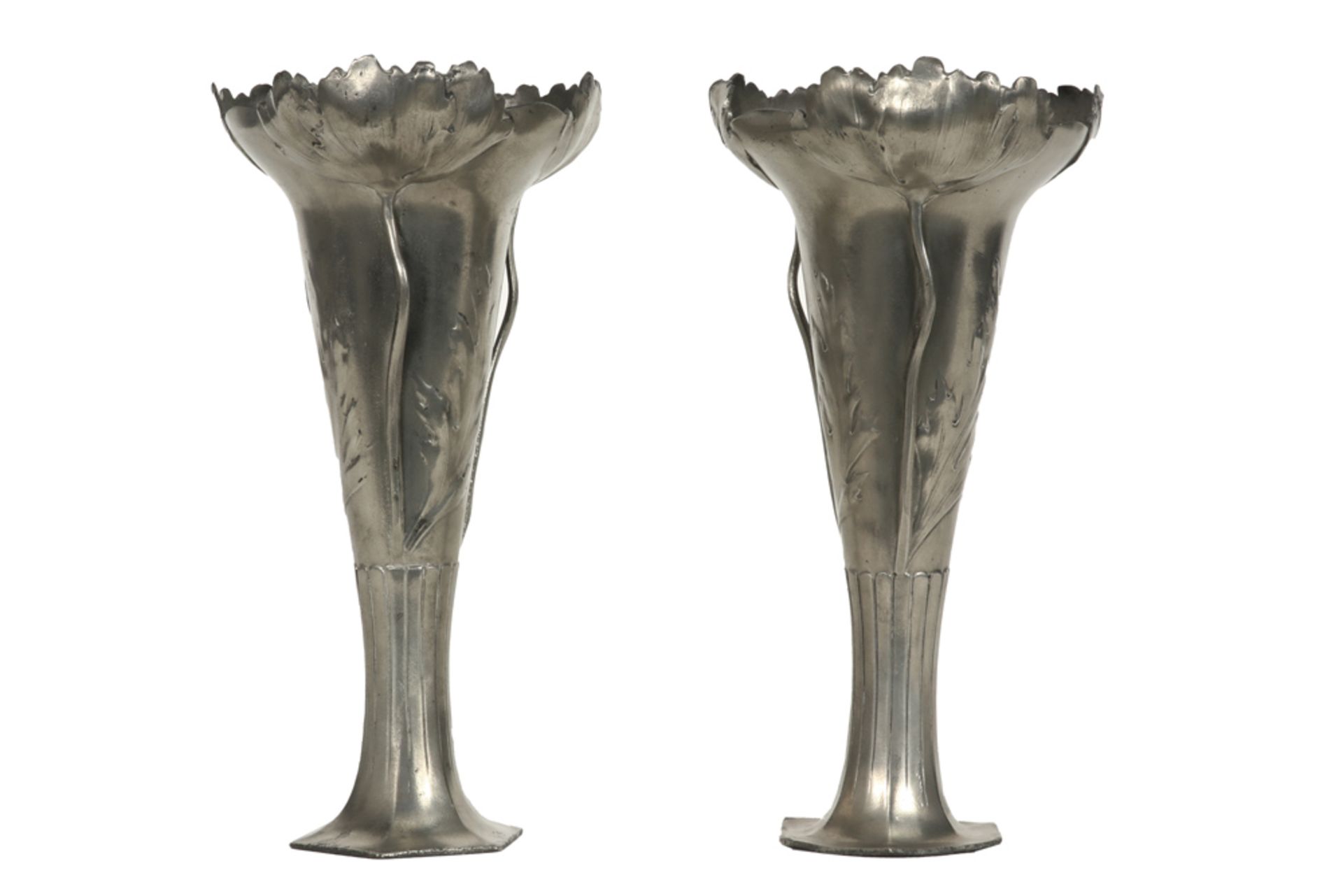 pair of Orivit marked pewter Art Nouveau vases || ORIVIT paar Art Nouveau-vazen in zilvertin met - Image 2 of 4