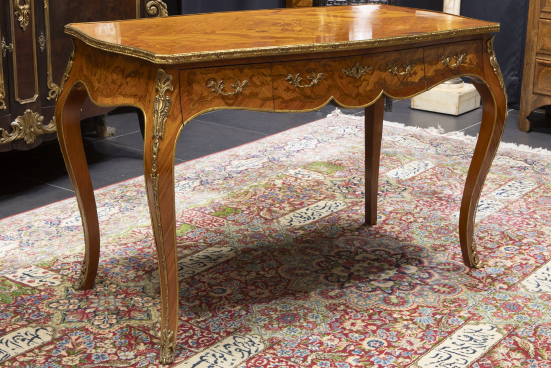 Louis XV style desk in rose-wood with marquetry and mountings in bronze sold with a Louis XV style - Bild 2 aus 4