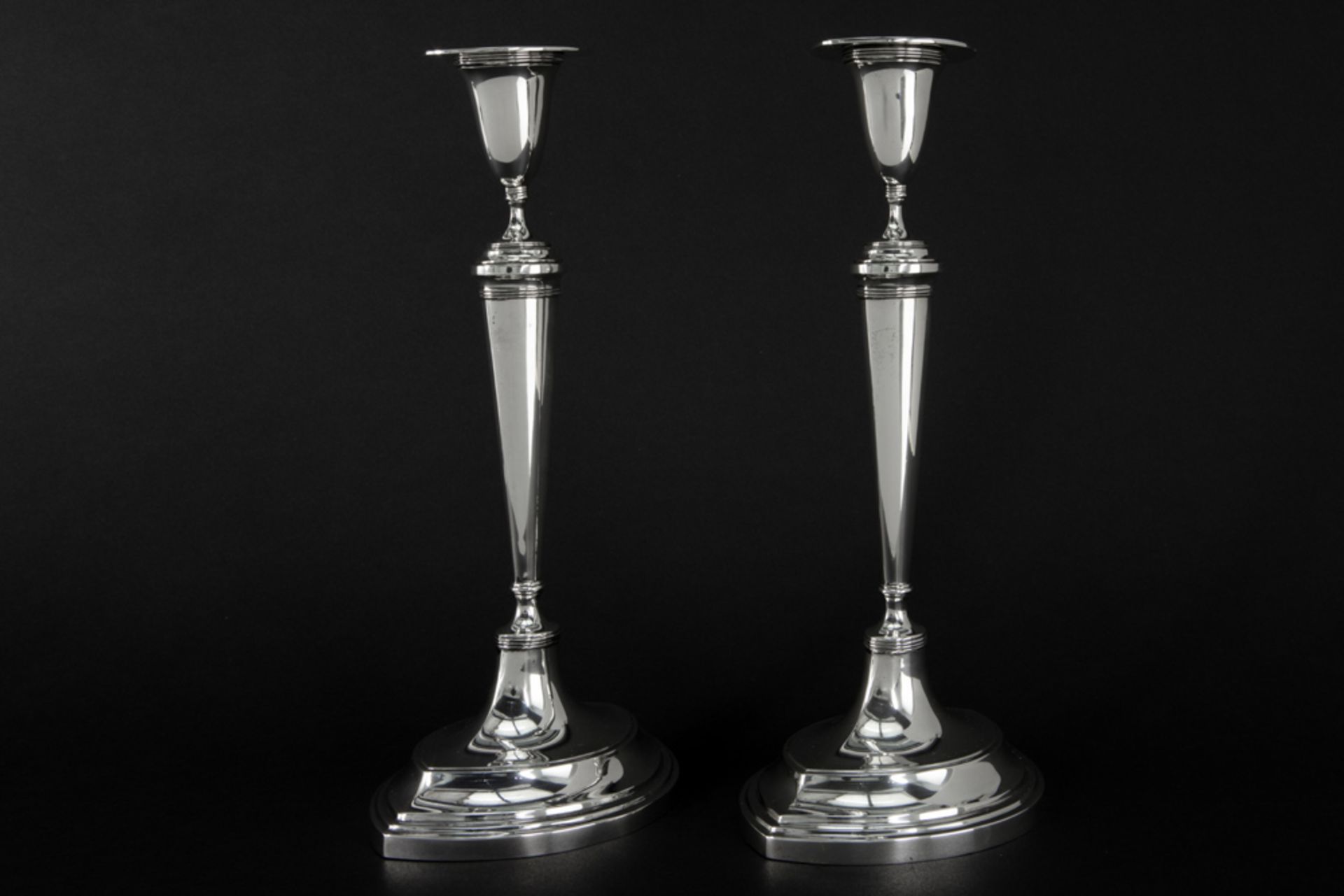 pair of antique Dutch neoclassical candlesticks in marked silver || VAN KEMPEN paar antieke - Bild 2 aus 6