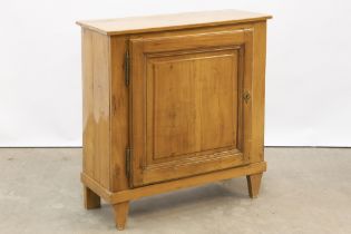 small antique neoclassical cabinet in cherry-wood || Klein antiek neoclassicistisch eendeurskastje