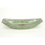 Chinese boat-shaped dish in marked porcelain with a floral decor in green || Chinees bootvormig