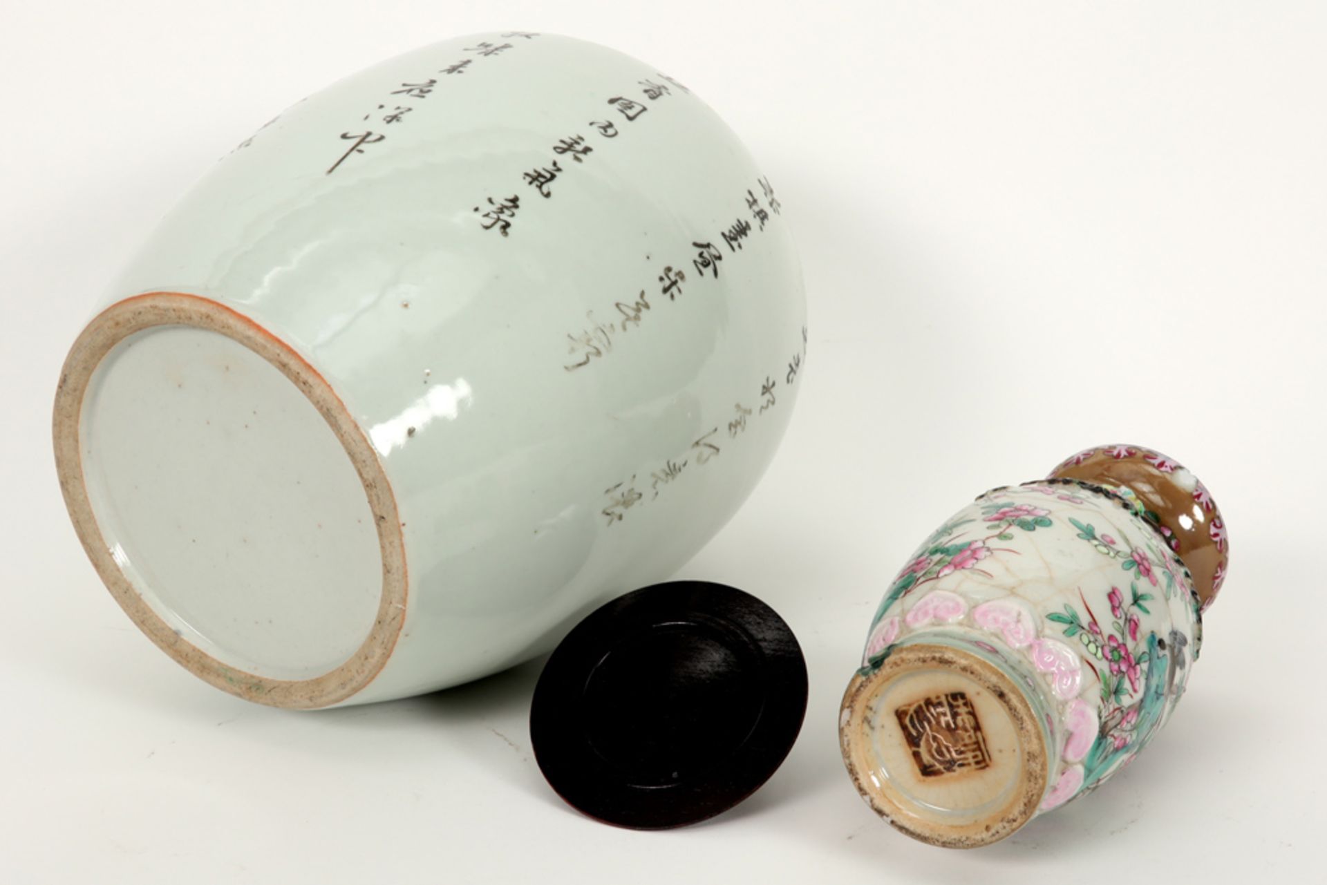 a small Nankin vase and a ginger jar (with wooden lid) in Chinese porcelain with polychrome - Image 4 of 4