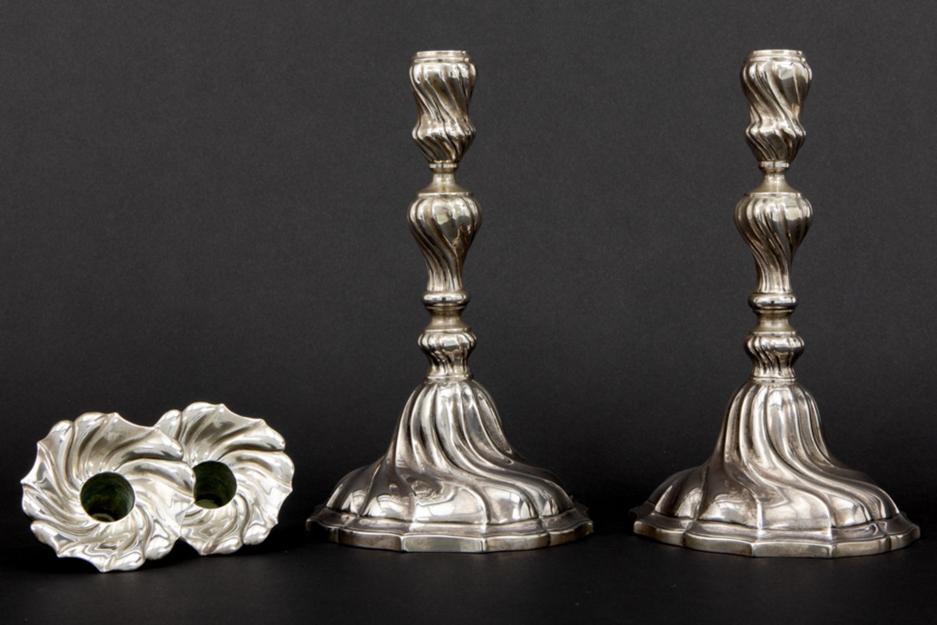 pair of Belgian "Delheid" signed candlesticks in marked silver with a Louis XV style design || - Bild 2 aus 5