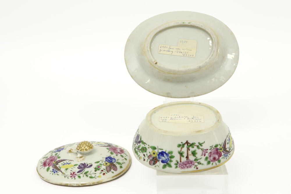 18th Cent. Chinese set of an oval tureen with its lid and dish in porcelain with a 'Famille Rose' - Image 3 of 4