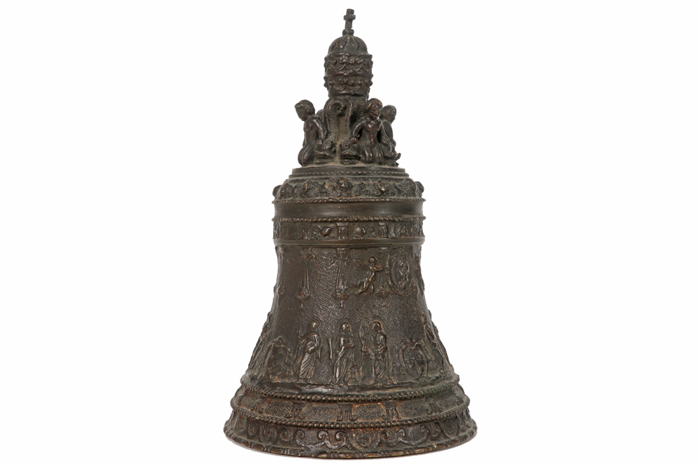 antique bronze table bell after a 16th Cent. model || Antieke bronzen tafelbel naar een zestiende - Image 2 of 4