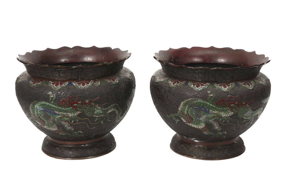 pair of antique Japanese jardiniers (planters) in bronze and cloisonné || Paar antieke Japanse