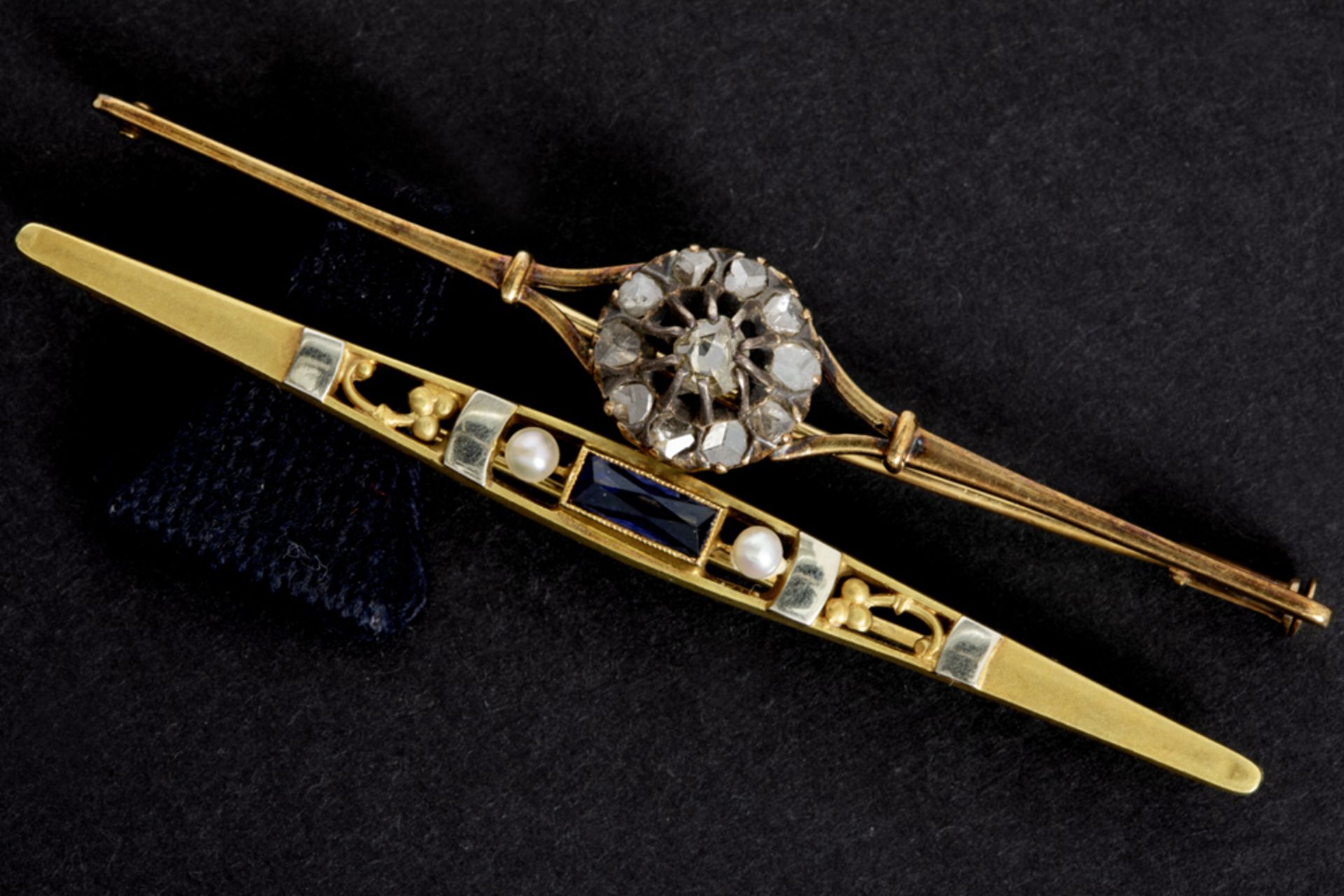 two brooches/tie pins in yellow gold (18 carat) : one with diamonds and one with a sapphire and