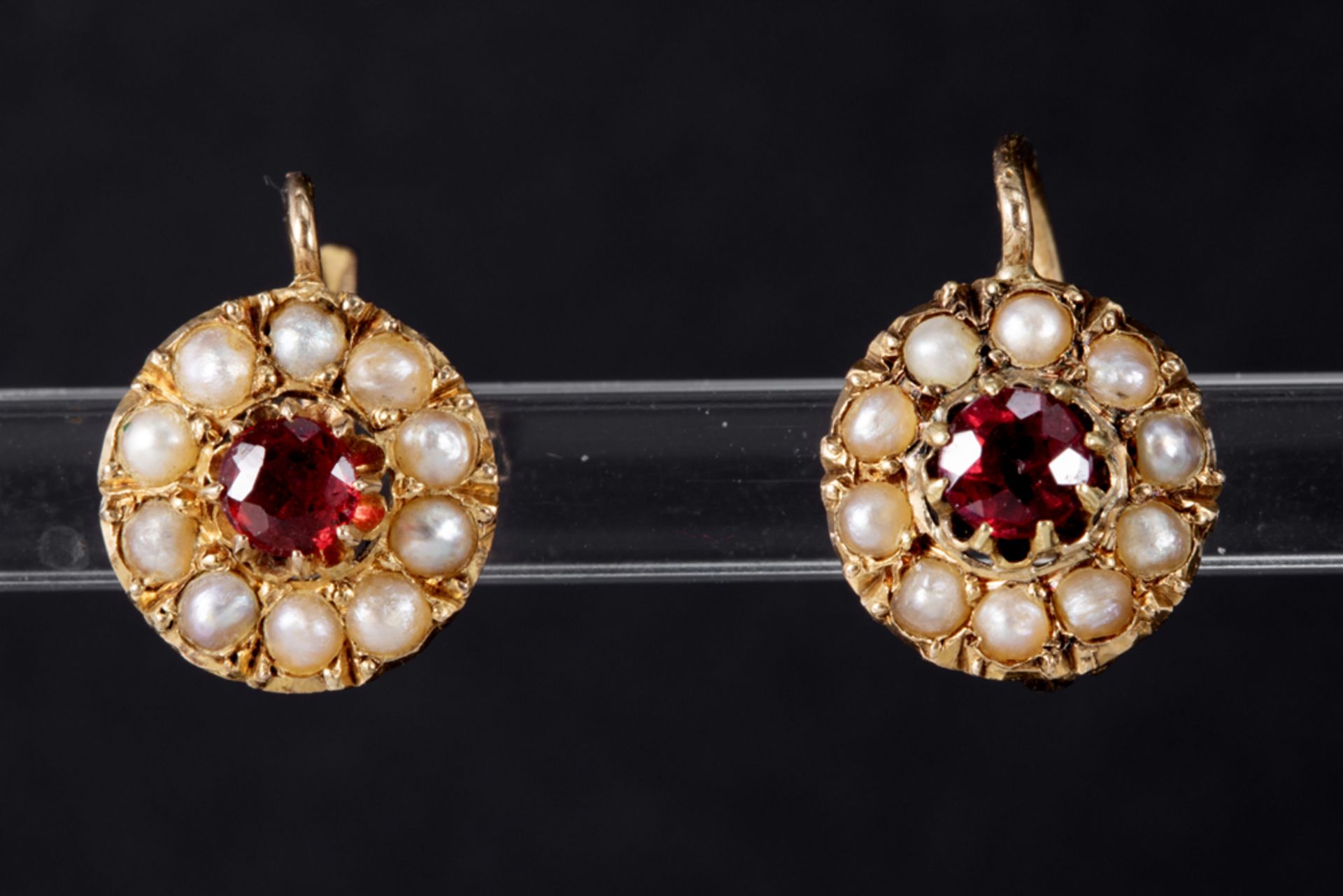 pair of earrings (with verneuil and small pearls) and a ring (with small cameo) in yellow gold (18 - Image 4 of 4