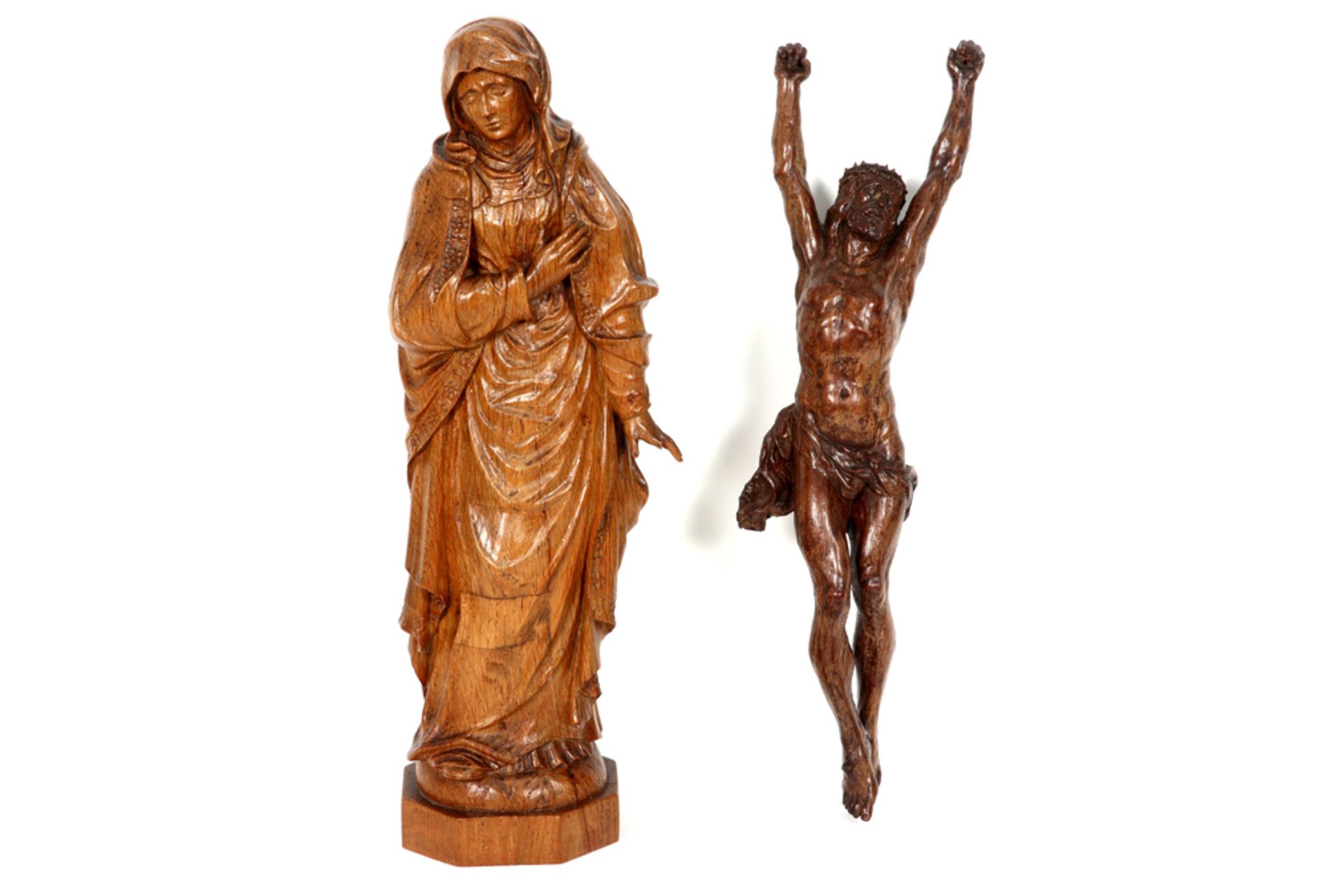 two sculptures in wood || Lot van twee houtsculpturen : "Christuscorpus" en "Madonna" - hoogtes : 50