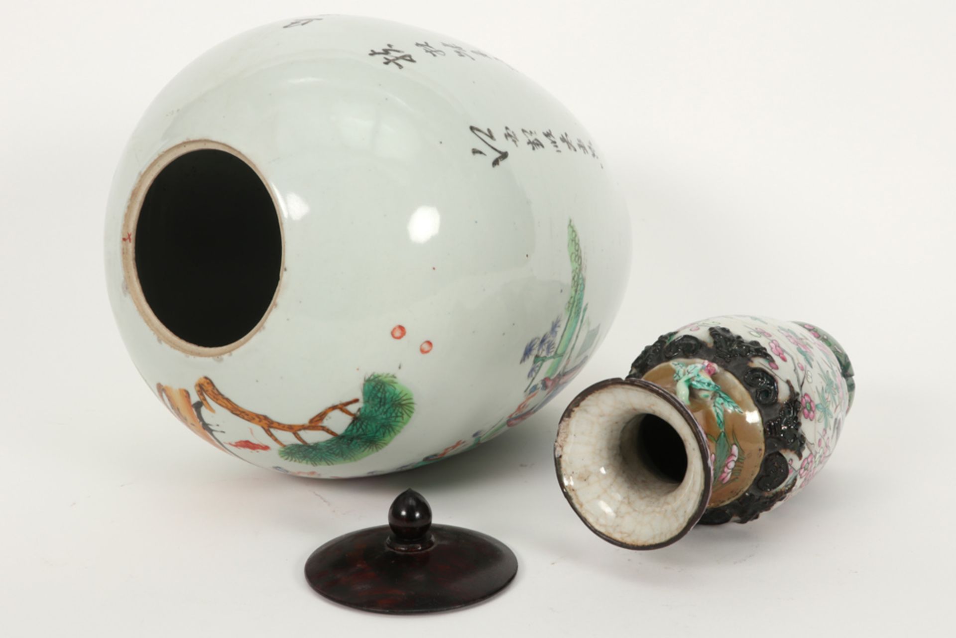 a small Nankin vase and a ginger jar (with wooden lid) in Chinese porcelain with polychrome - Image 3 of 4