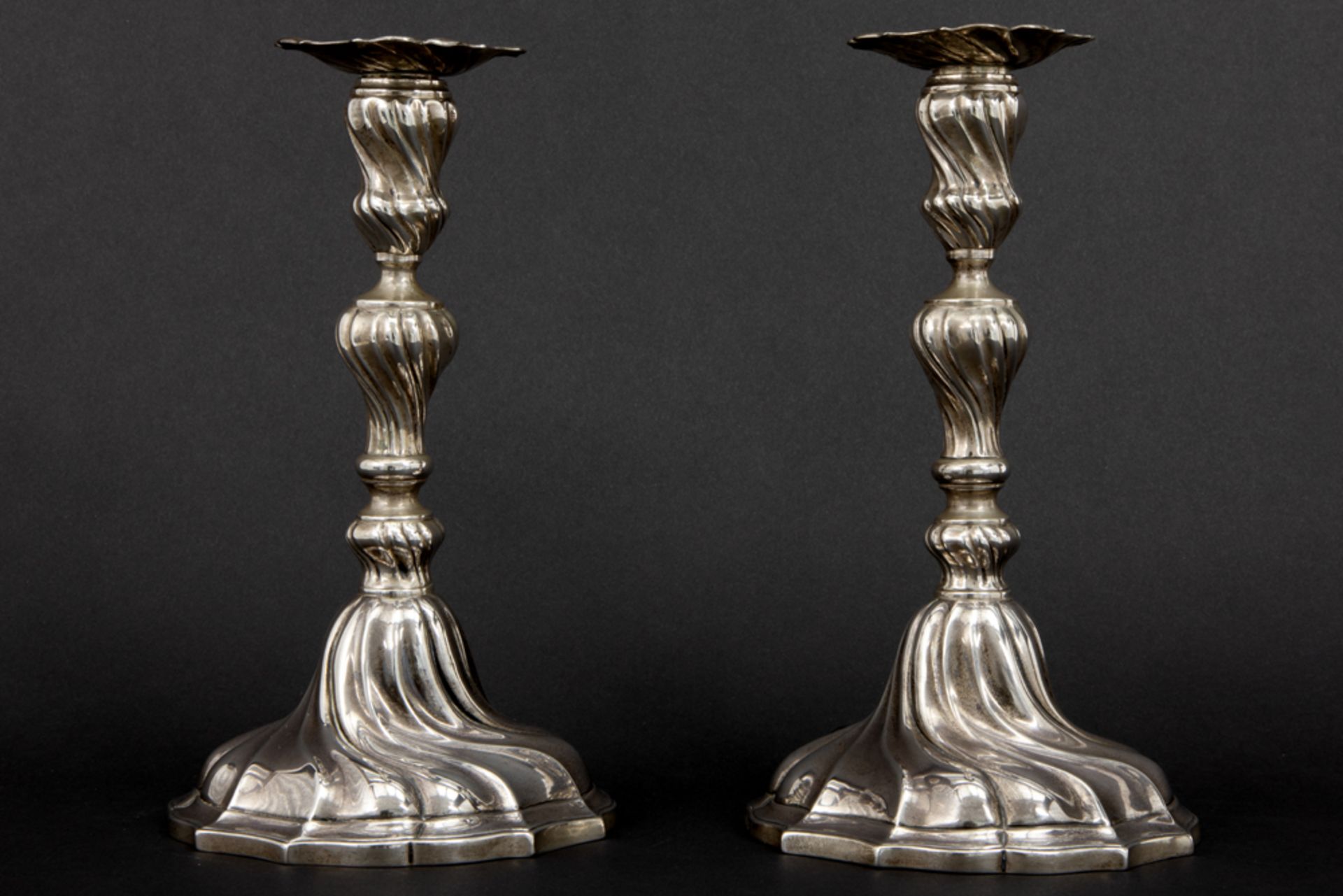 pair of Belgian "Delheid" signed candlesticks in marked silver with a Louis XV style design || - Bild 3 aus 5