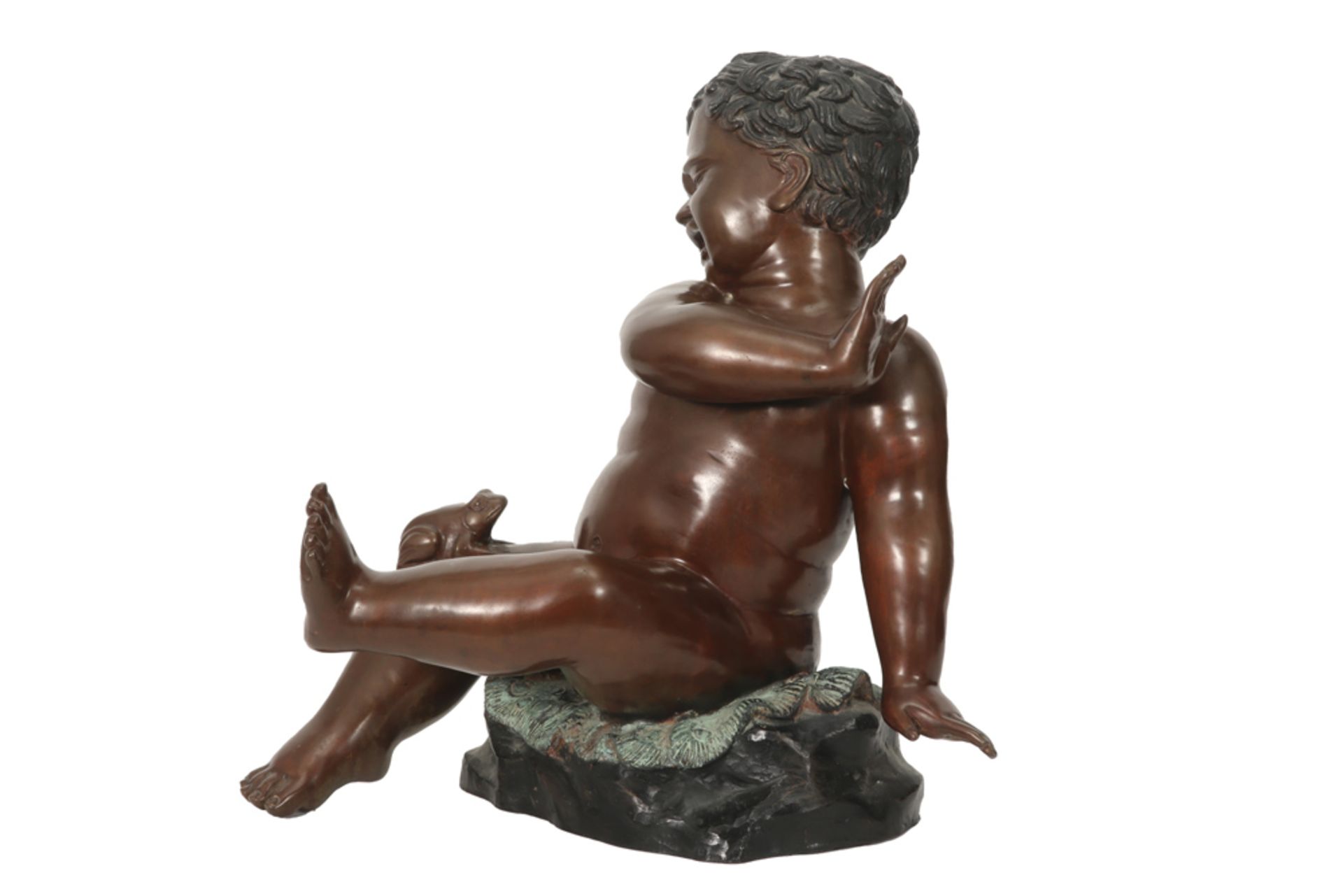 20th Cent. sculpture in bronze || Sculptuur in brons : "Zittende baby met kikker" - hoogte : 40 cm - Bild 5 aus 5