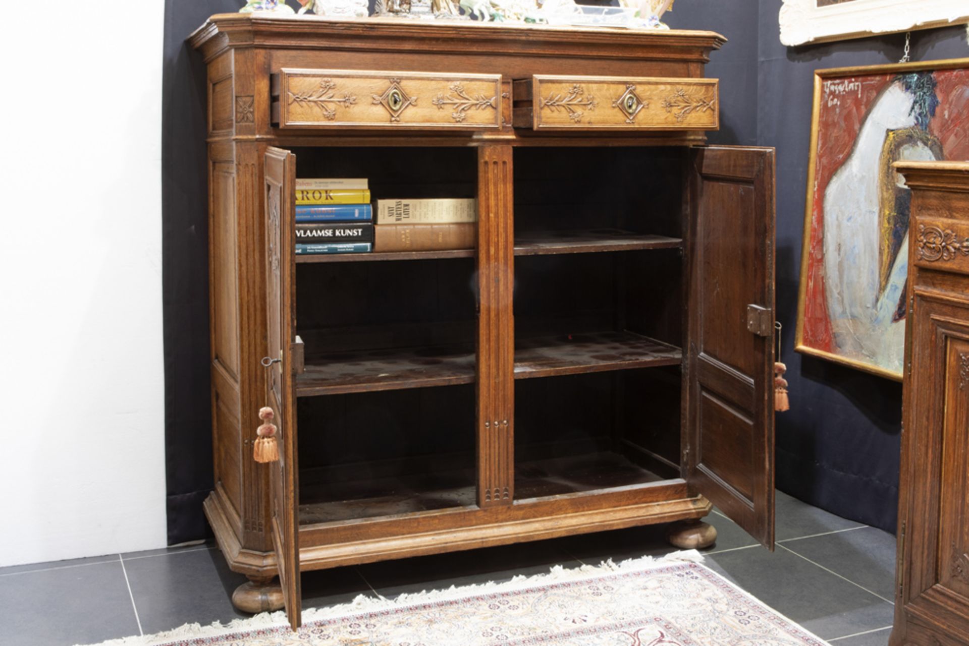 18th Cent. neoclassical sideboard/dressoir in oak with finely sculpted ornamentation || Vrij hoge - Image 2 of 2