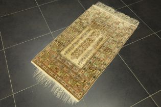 finely knotted Turkish Kaysereh praying rug in silk on silk || Fijngeknoopte Turkse Kaysereh in