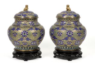 pair of Chinese lidded vases in gilded brass with champlevé and cloisonné || Paar gedekselde Chinese