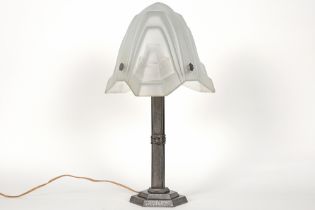 Degué signed Art Deco lamp in wrought iron and glass || DEGUE Art Deco-lamp met voet in geborsteld