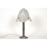 Degué signed Art Deco lamp in wrought iron and glass || DEGUE Art Deco-lamp met voet in geborsteld