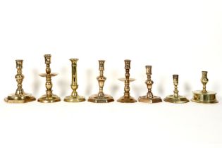 eight antique brass candlesticks (17th - 19th century) || Lot van acht antieke kandelaars in geel