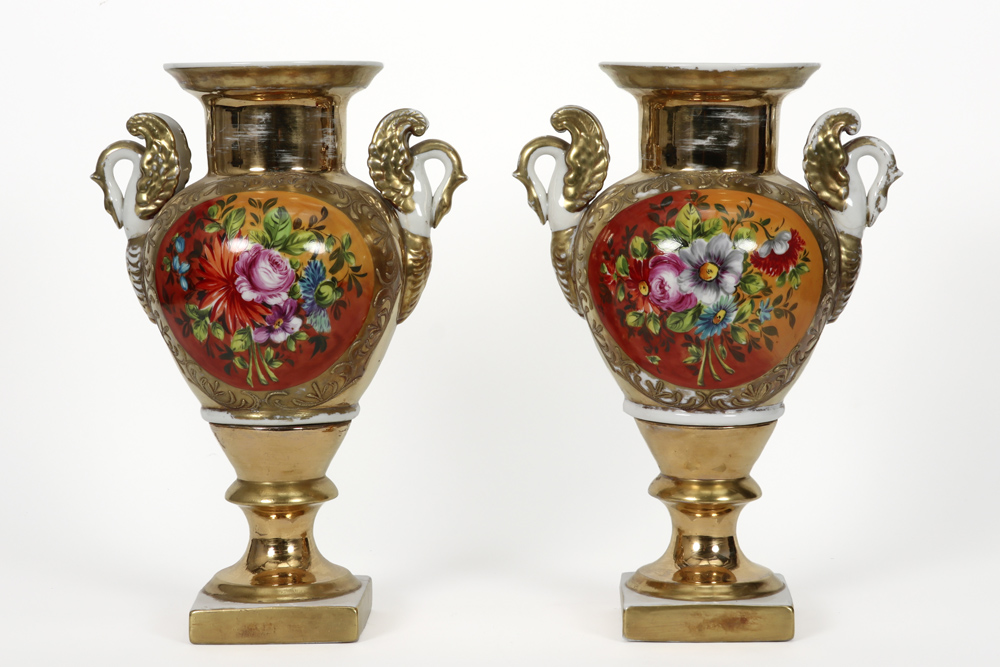 pair of antique Empire style vases in painted porcelain from Paris || Paar antieke Empire-vazen in - Image 2 of 3
