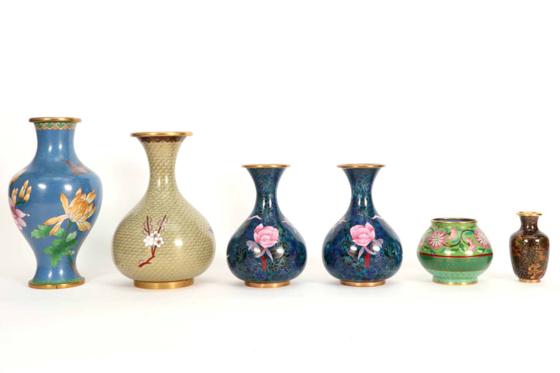 six Chinese cloisonné vases || Lot van zes Chinese vazen in cloisonné - hoogtes van 10 tot 26 cm - Image 2 of 4