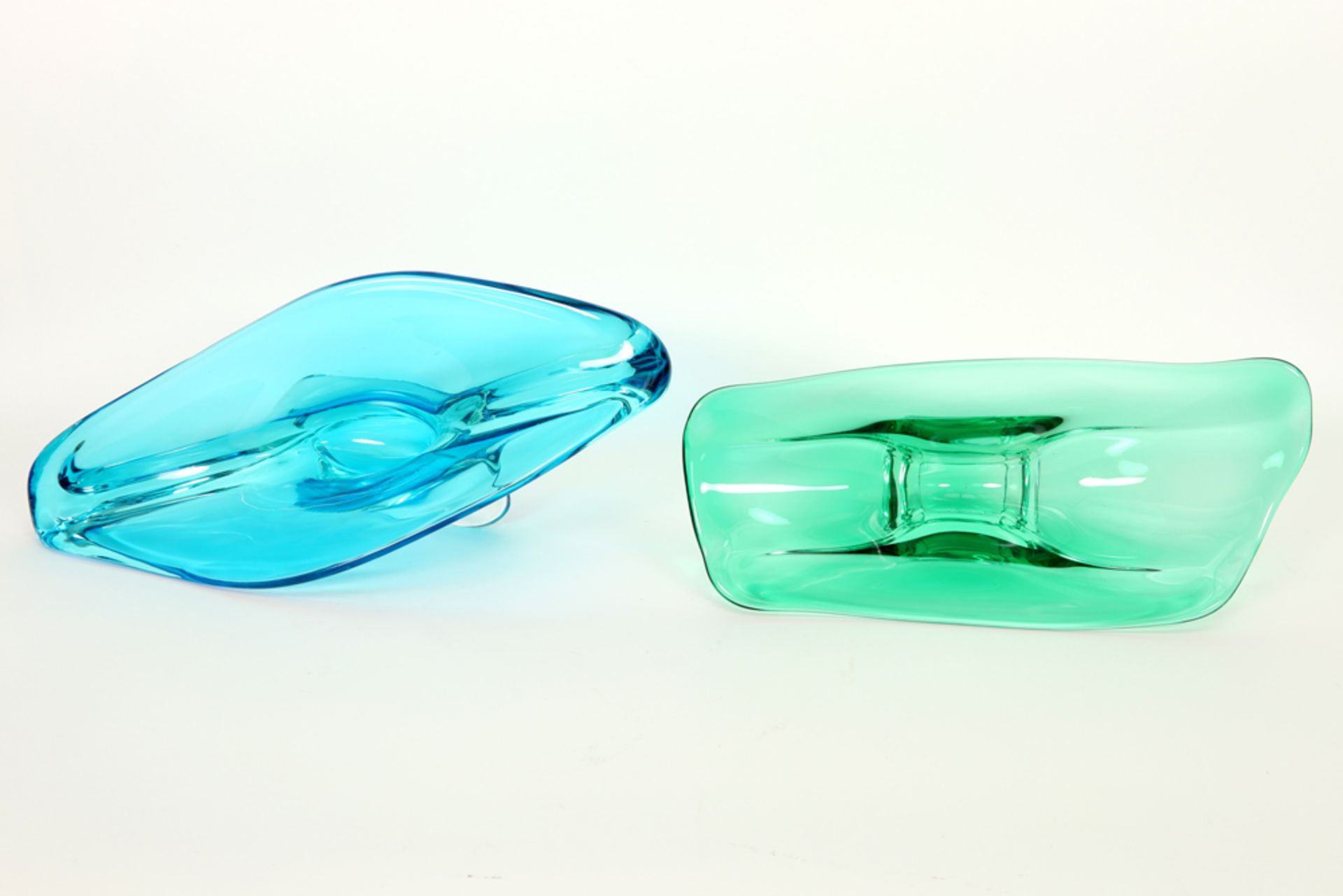 two fifties' Murano glass bowls || Lot van twee fifties' coupes in Murano-kristalglas met typische - Image 3 of 3