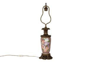 lamp with a Samson porcelain and bronze base || Lamp met voet in Samson-porselein en gedoreerde