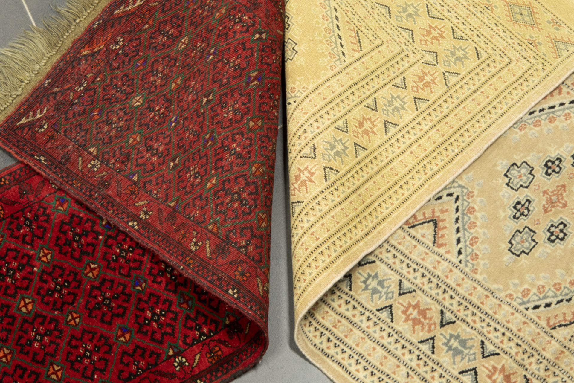 two small handknotted rugs (Afghanistan and Pakistan) || Lot (2) met een Afghaans tapijtje en een - Bild 2 aus 2