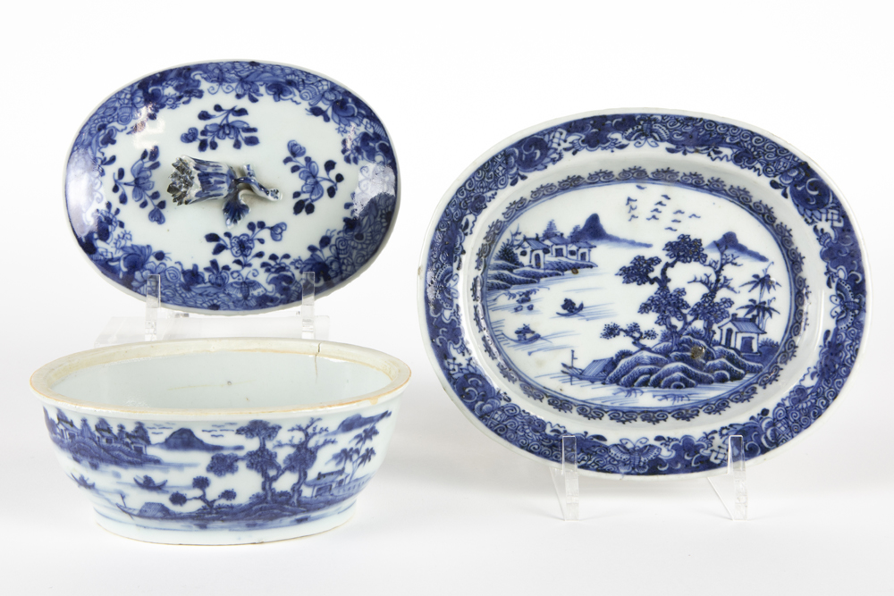 18th Cent. Chinese set of lidded tureen with its tray in porcelain with a blue-white landscape decor - Image 2 of 3