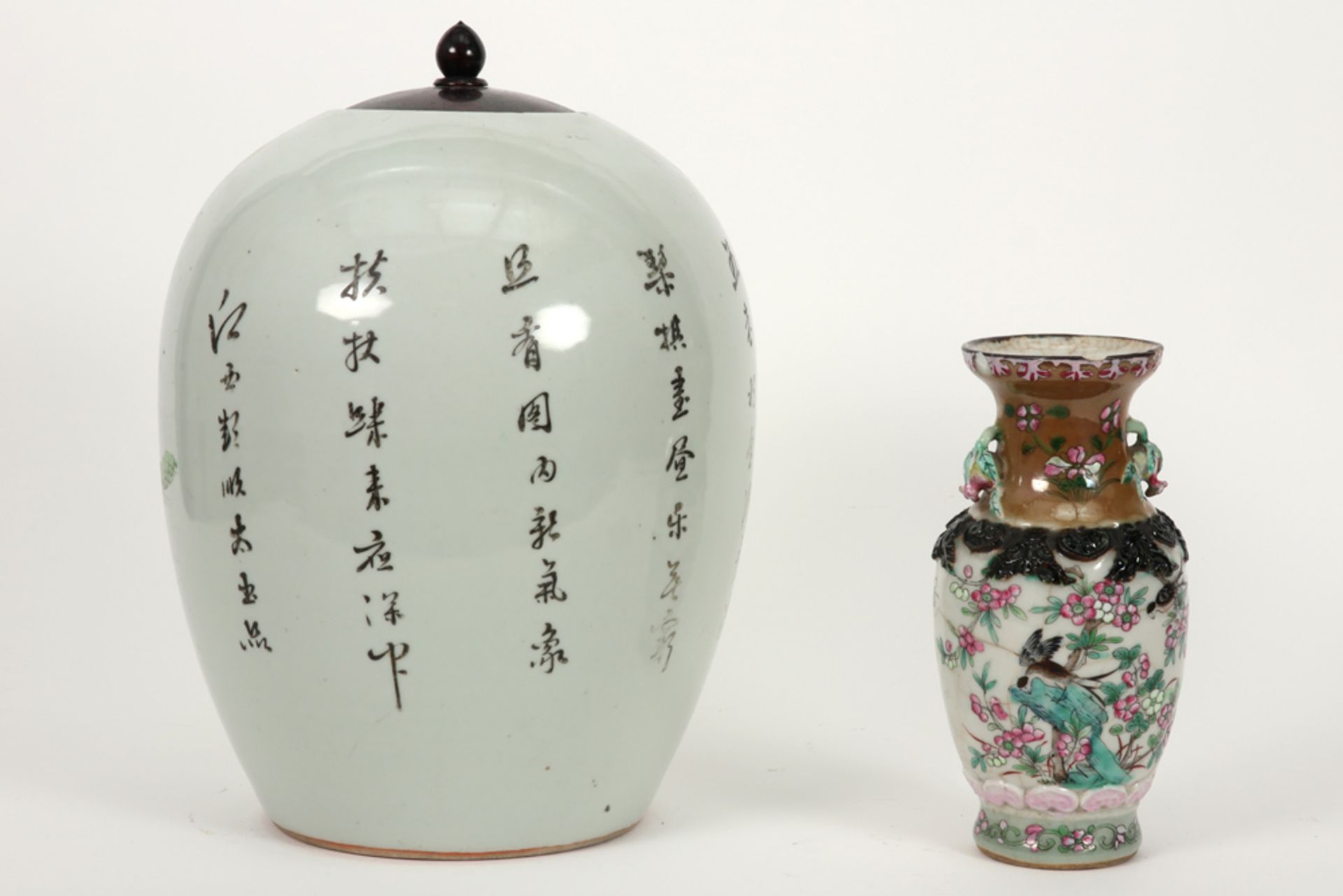a small Nankin vase and a ginger jar (with wooden lid) in Chinese porcelain with polychrome - Bild 2 aus 4
