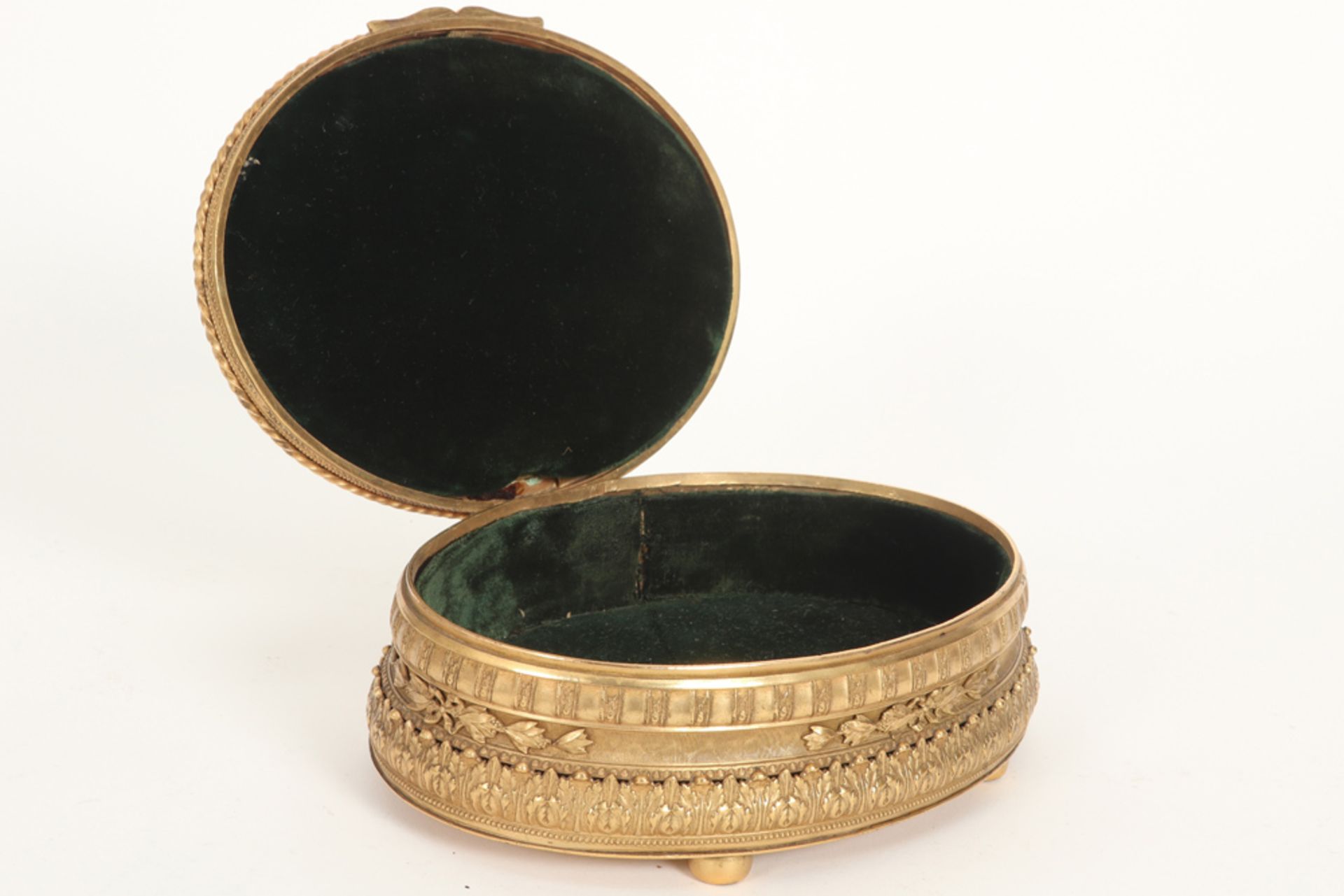 antique oval box in gilded metal with on its lid a round Limoges enamel plaque || Antieke ovale doos - Image 3 of 5
