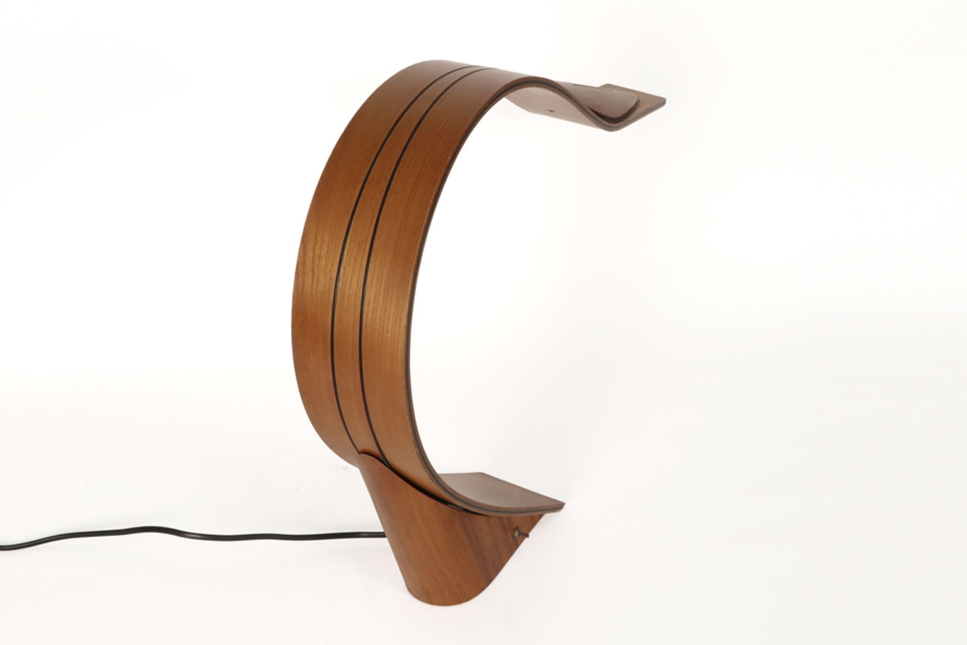 illegibly marked nineties' design desk lamp || Onleesbaar gemerkte 1990's design lamp in hout - - Image 3 of 3