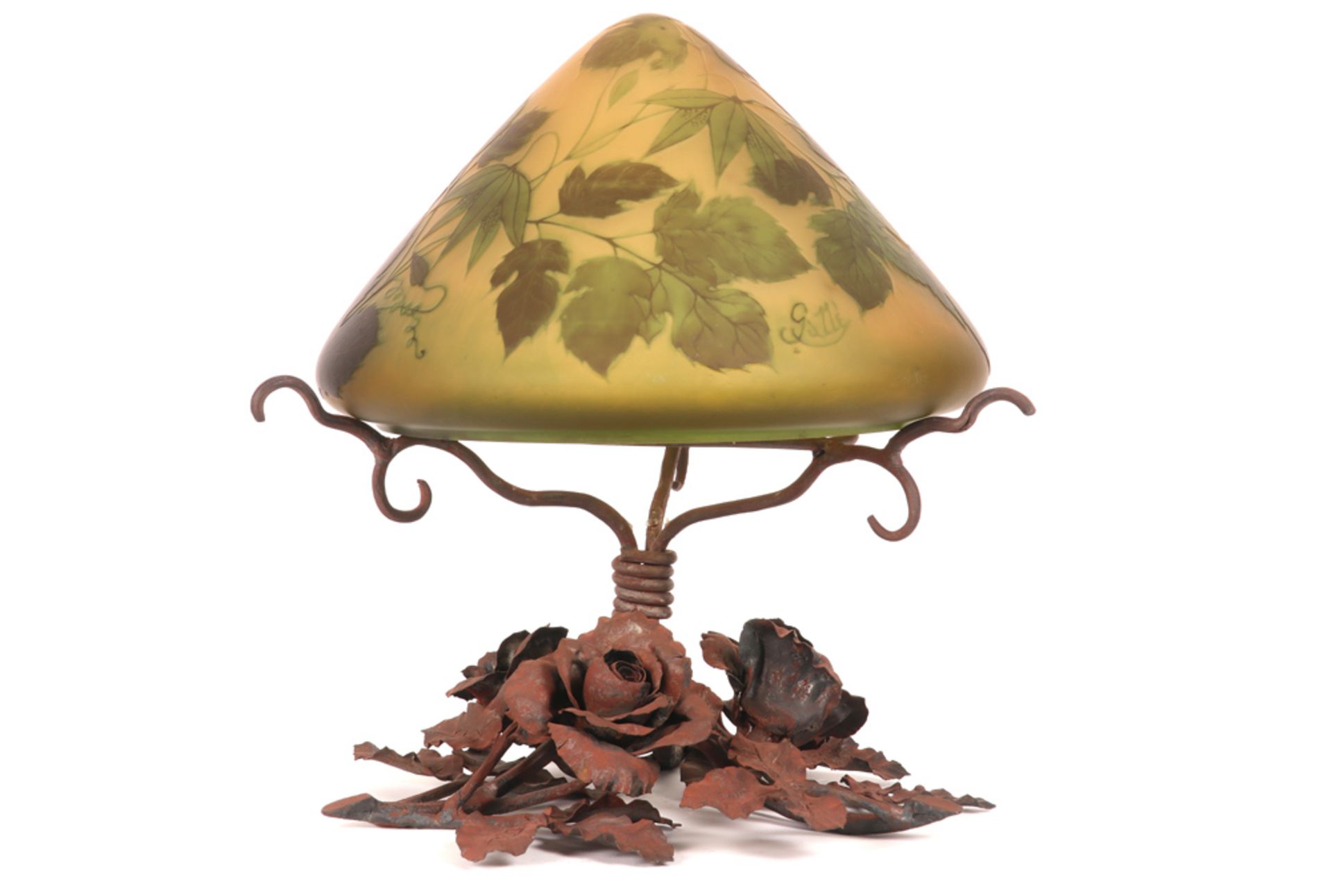Lode Van Boeckel signed lamp base in wrought iron with a shade in pâte de verre marked 'Gallé' ||