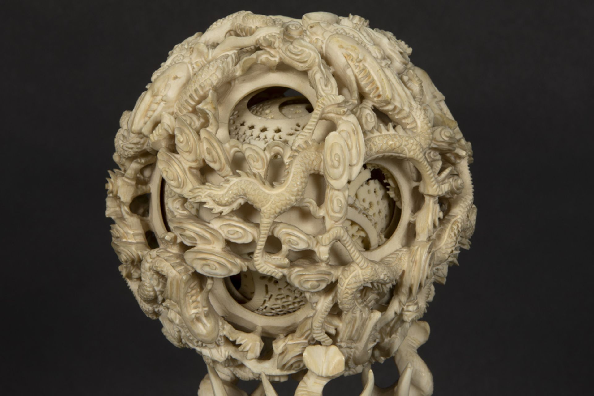 19th Cent. Chinese Qing period "Canton Ball" on a stand with elephants - typical fine Cantonese work - Bild 3 aus 5